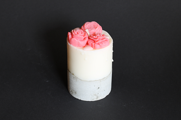 Stumpen-Kerze mit Betonsockel und Wachsblüten - aus Olivenwachs - handgemacht